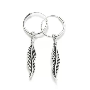 Pendientes de pluma de plata de diferentes tamaños y diametros